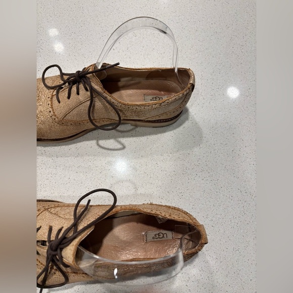 UGG | Caelyn Shoes, size 9.5 - Picture 5 of 7